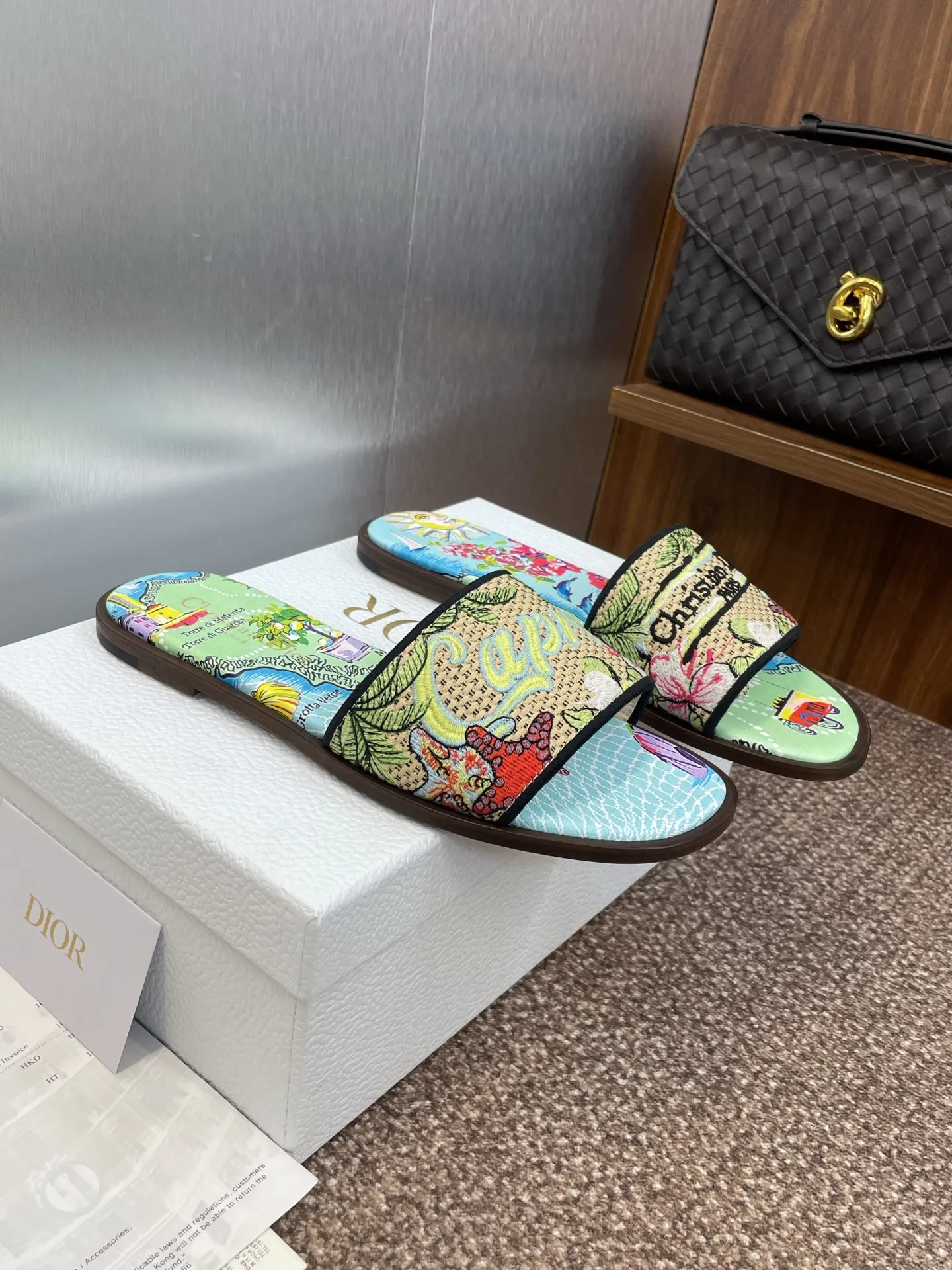 👟👟Ex-factory price 500👟👟 Dior 2025 spring and summer new style DWAY flat flip flops jelly color women's shoes CD letter logo three-dimensional embroidery round toe open toe color block sandals Material: upper imported raffia electric embroidery high temperature water-soluble cotton technical fabric + water-dyed sheepskin lining + Italian thickened leather outsole size: 34-42 (34.40.41.42. Customized, non-refundable and non-exchangeable)